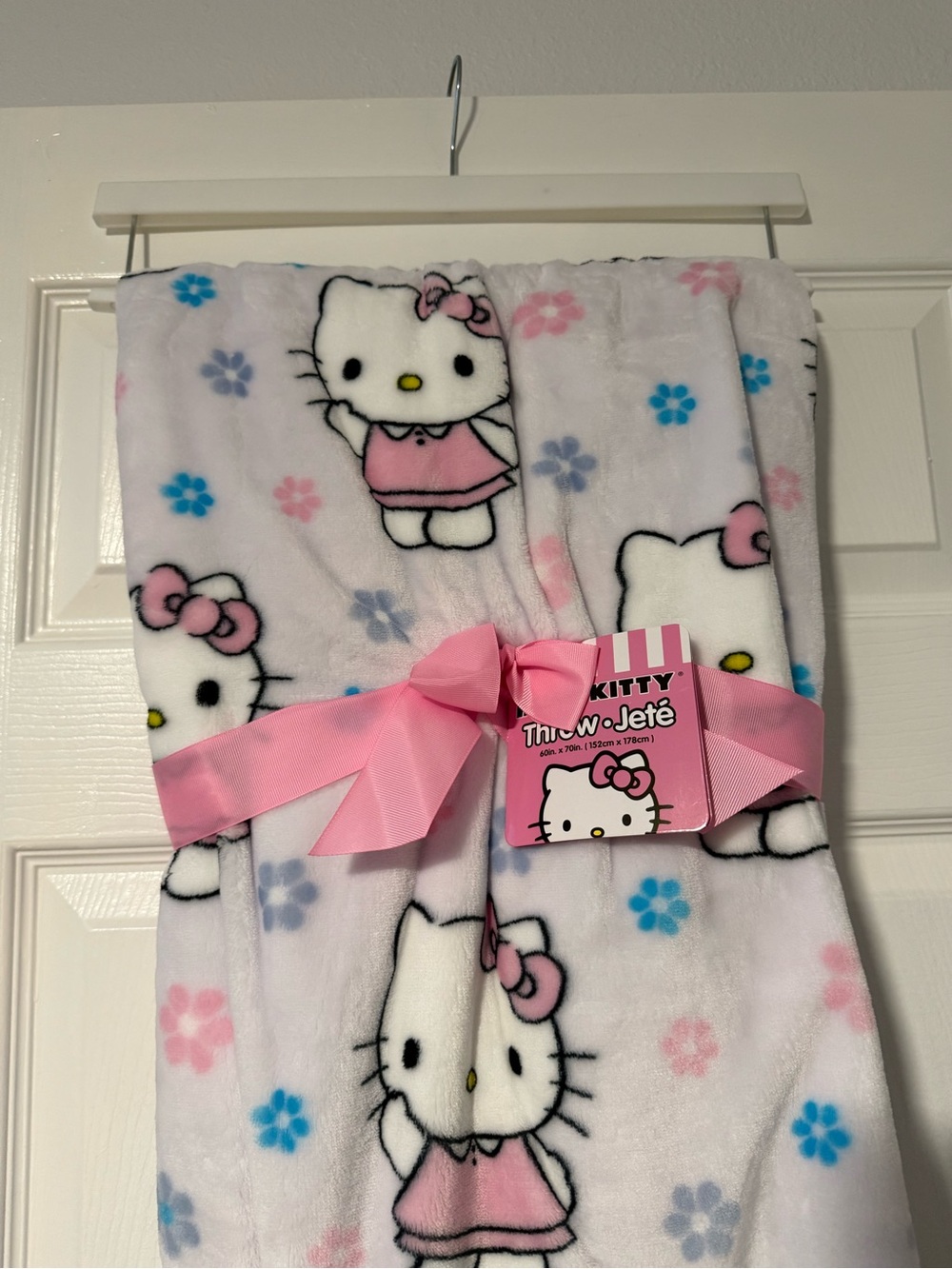 Hello Kitty Blanket Throw - Picture 2 of 2